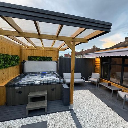 Wild & Free Hot Tub Retreat Apartment Dartford Ngoại thất bức ảnh