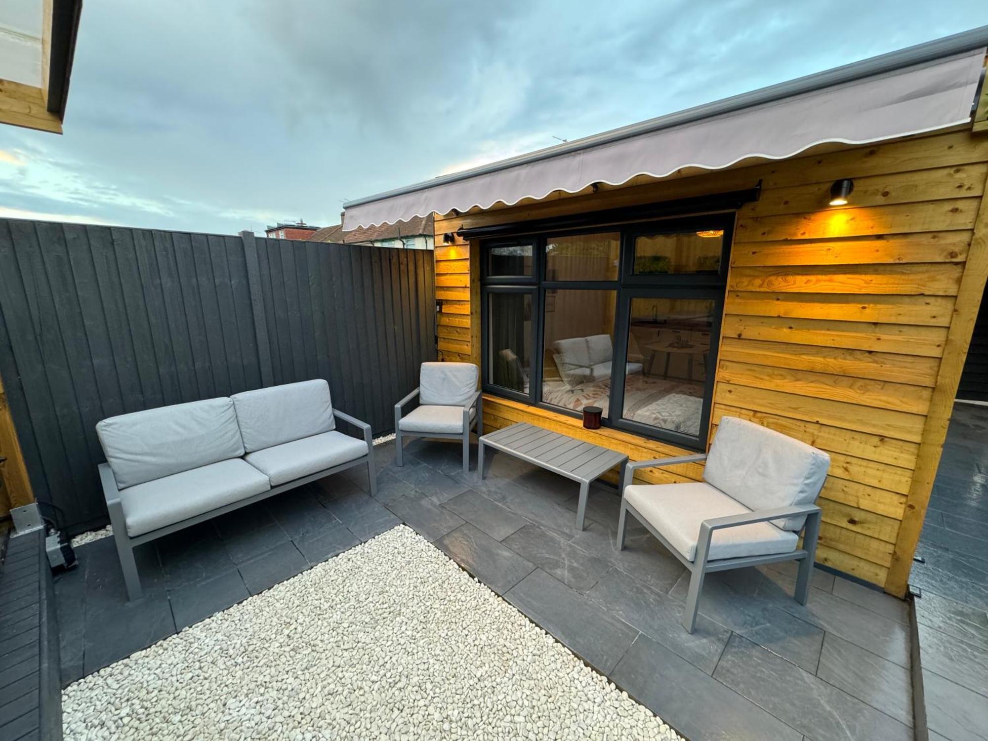 Wild & Free Hot Tub Retreat Apartment Dartford Ngoại thất bức ảnh