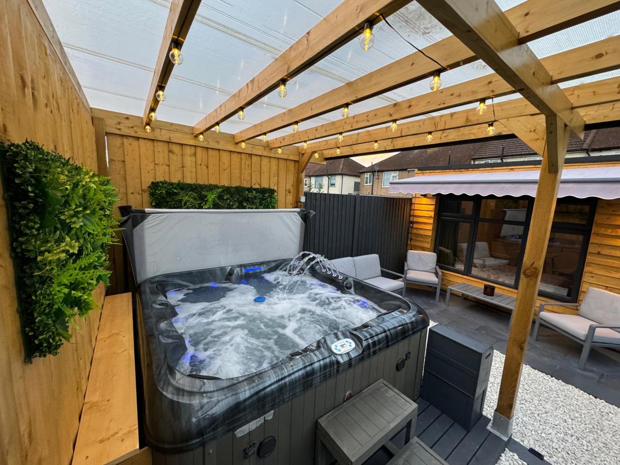 Wild & Free Hot Tub Retreat Apartment Dartford Ngoại thất bức ảnh